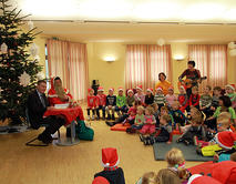 Innenminister_liest_weihnachtsm&auml;rchen