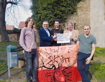 &Ouml;SA_Scheck_Band_Under_Skin