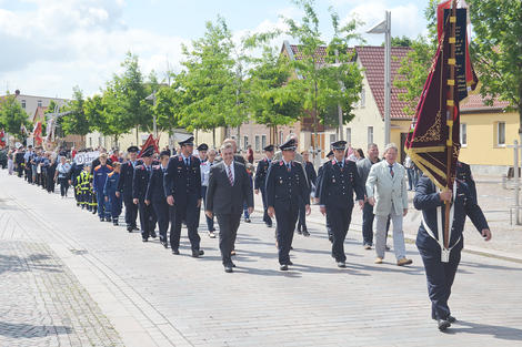 Bild vergr&ouml;&szlig;ern: Festumzug 125 Jahre FFW Barleben