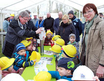 Grundsteinlegung_Kita_Ebendorf_Bef&uuml;llen_Zeitkapsel