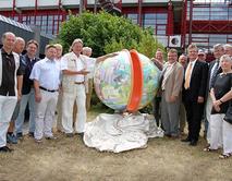 Magdeburger Halbkugeln vor dem IGZ im Technologiepark Ostfalen in Barleben enth&uuml;llt