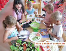 Bild vergr&ouml;&szlig;ern: Kinder machen Brotgesichter
