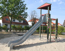 Spielturm Spielger�t Spielplatz Rutsche