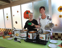 Bild vergr&ouml;&szlig;ern: Herbstfest_Krippe_Suppentoepfe_Buffet