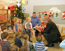 Bild vergr&ouml;&szlig;ern: Minister Kindergarten Geschenk