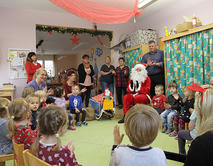 Weihnachtsmann Krippe Kinder 
