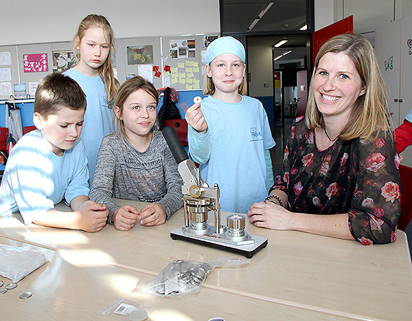 Tag der offenen Tür Grundschule Anstecker basteln