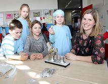 Tag der offenen T�r Grundschule Anstecker basteln