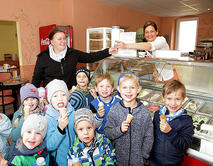 Eis verteilen 10 Jahre Eiscafe Todzi