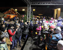 Bild vergr&ouml;&szlig;ern: Barleber Weihnachtsmarkt Auftritt Kindergarten