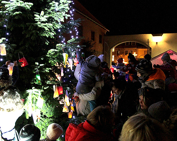 Barleber Weihnachtsmarkt Baumschmücken