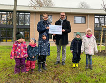 �bergabe_Spendenscheck_L�wen_Apotheken