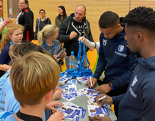 Schulsozialarbeit_Fußballturnier_Autogrammstunde