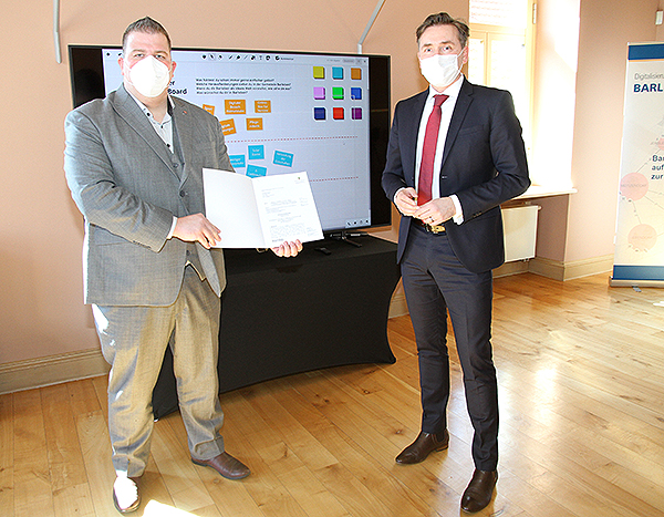 Übergabe Zuwendungsbescheid DigitalisierungsZentrum