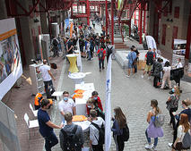 Bild vergr&ouml;&szlig;ern: KickStart Messe Besucher