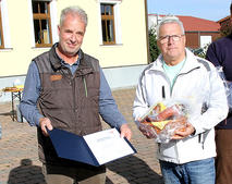 Bild vergr&ouml;&szlig;ern: 30 Jahre Landwirt Dorendorf Gratulation OBM Hiller
