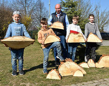 �bergabe Holzst�cke Idol Verein