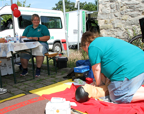 Blaulichttag_2022_DRK_Stand_Herzdruckmassage