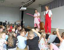 Bild vergr&ouml;&szlig;ern: Sommerfest Hort  Koffertheater