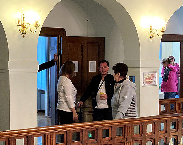 Tag der offenen Tür Gemeindeverwaltung Besucher im Haus