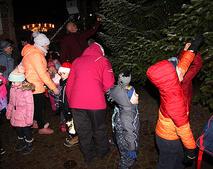 Bild vergr&ouml;&szlig;ern: Barleber Weihnachtsmarkt Baum schm�cken