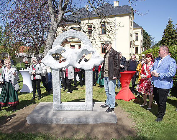 Neues Kunstwerk steht im Brgergarten