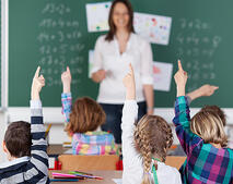 Schulkinder Klassenraum Schulanfang