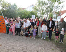 Spielplatzer�ffnung Kastanienhof Banddurchschnitt