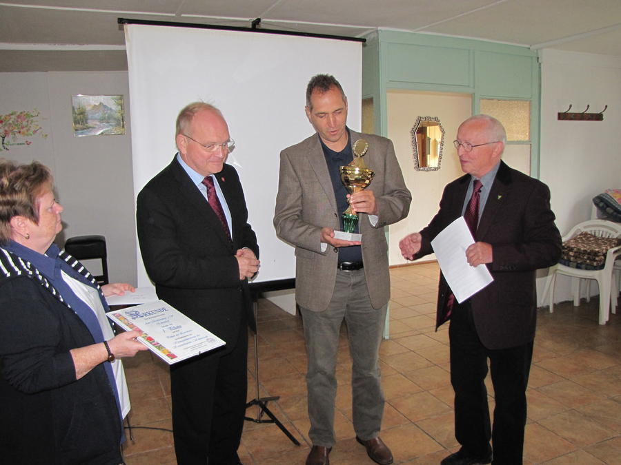 Übergabe des Pokals durch den Landrat des Bördekreises Hans Walker an Thomas Hasler.