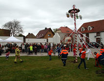 Bild vergr&ouml;&szlig;ern: Maibaum_Meitzendorf_2015