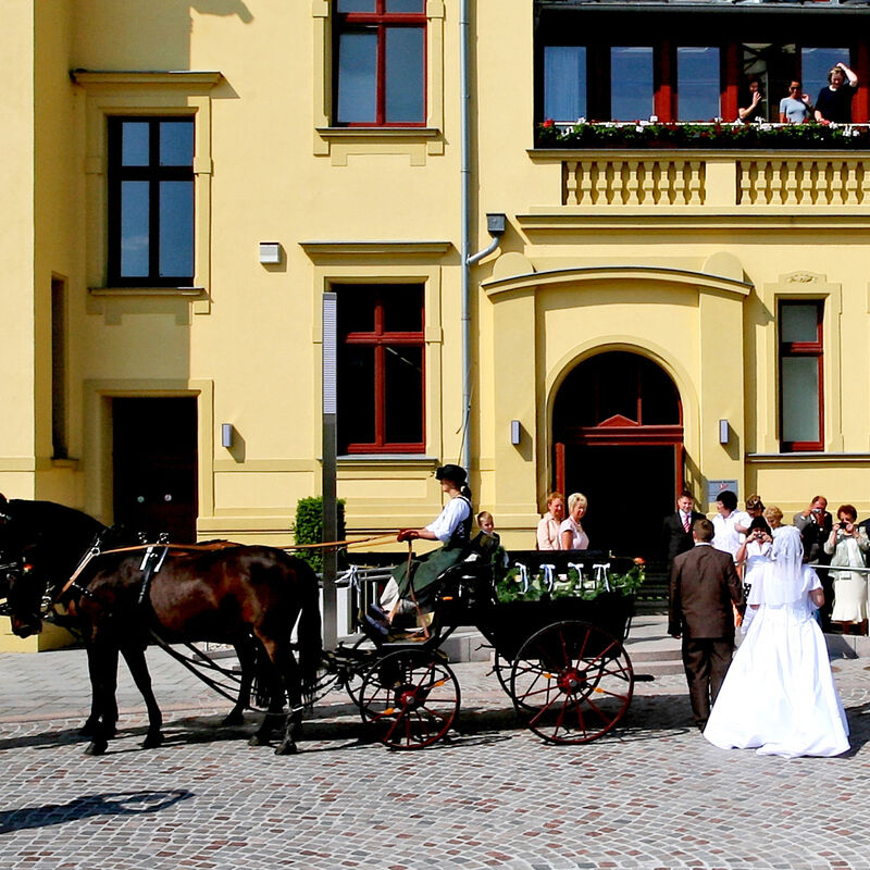Bild vergr&ouml;&szlig;ern: Hochzeit Kutsche Villa
