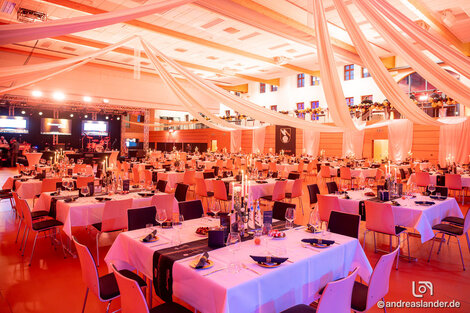 Bild vergr&ouml;&szlig;ern: Wirtschaftsball 2025 Saal Totale