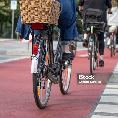 Bild vergr&ouml;&szlig;ern: cyclists cross road on red bike crossing