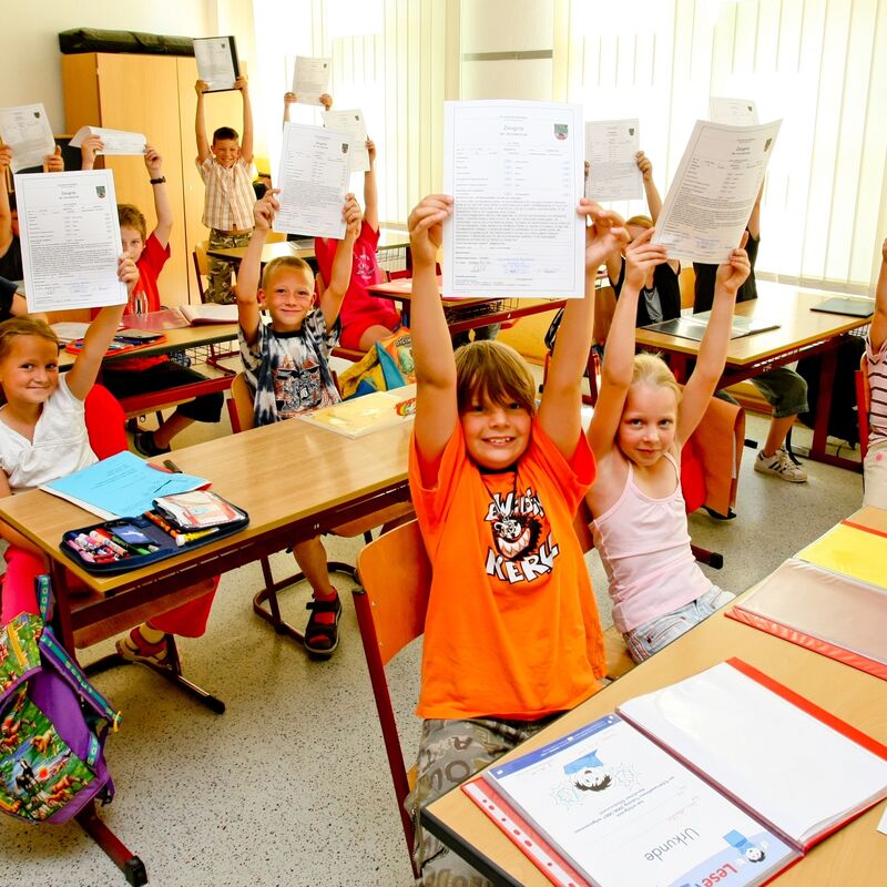 Bild vergr&ouml;&szlig;ern: Schule Klasse Zeugnisse