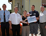 Veranstalter der Ostfalentage &uuml;bergeben Scheck an hochwassergesch&auml;digte Familie 